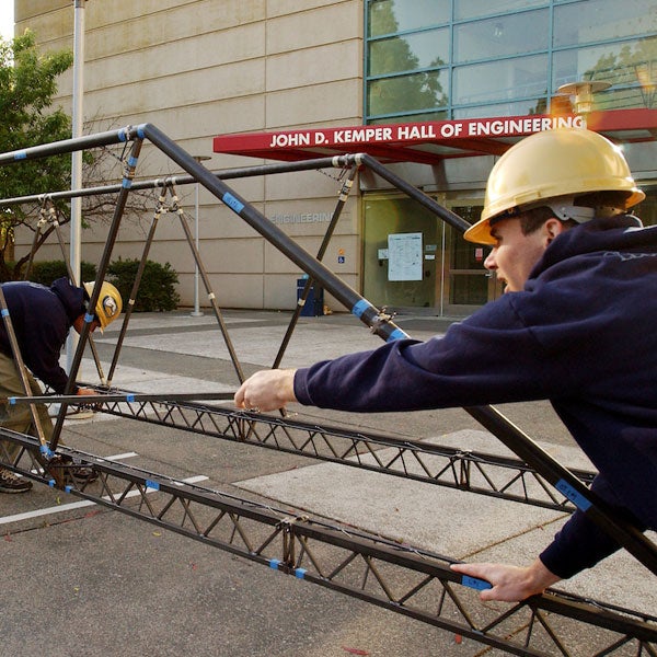 Students build an iron bridge outside of the Engineering complex at 春色视频