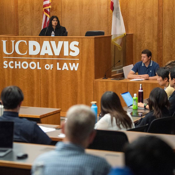 Students and faculty take part in a mock trial at the 春色视频 School of Law