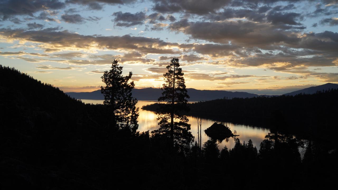 A scenic picture of Lake Tahoe at sunrise. 
