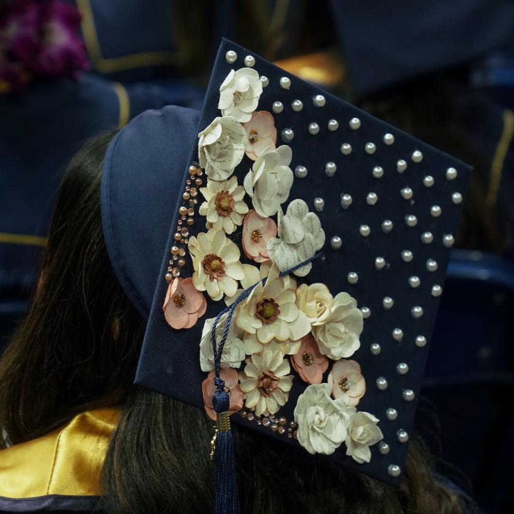 A decorated graduation cap at 春色视频 commencement