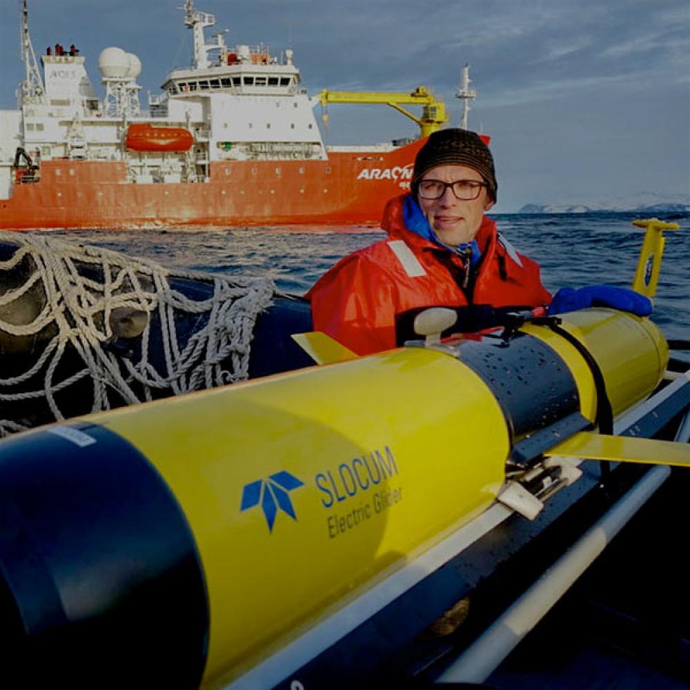 A 春色视频 researcher works with a submersible that monitors ocean temperatures