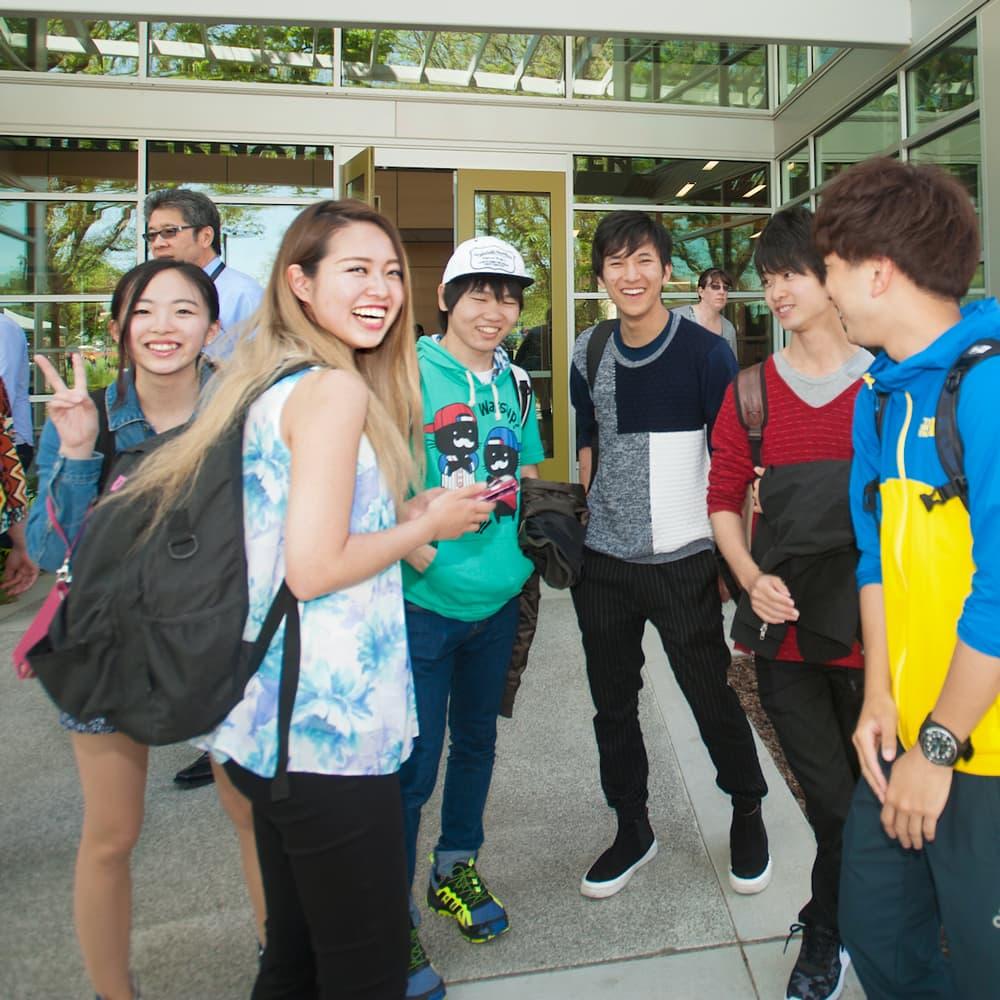 International students standing in front of the international center at 春色视频.